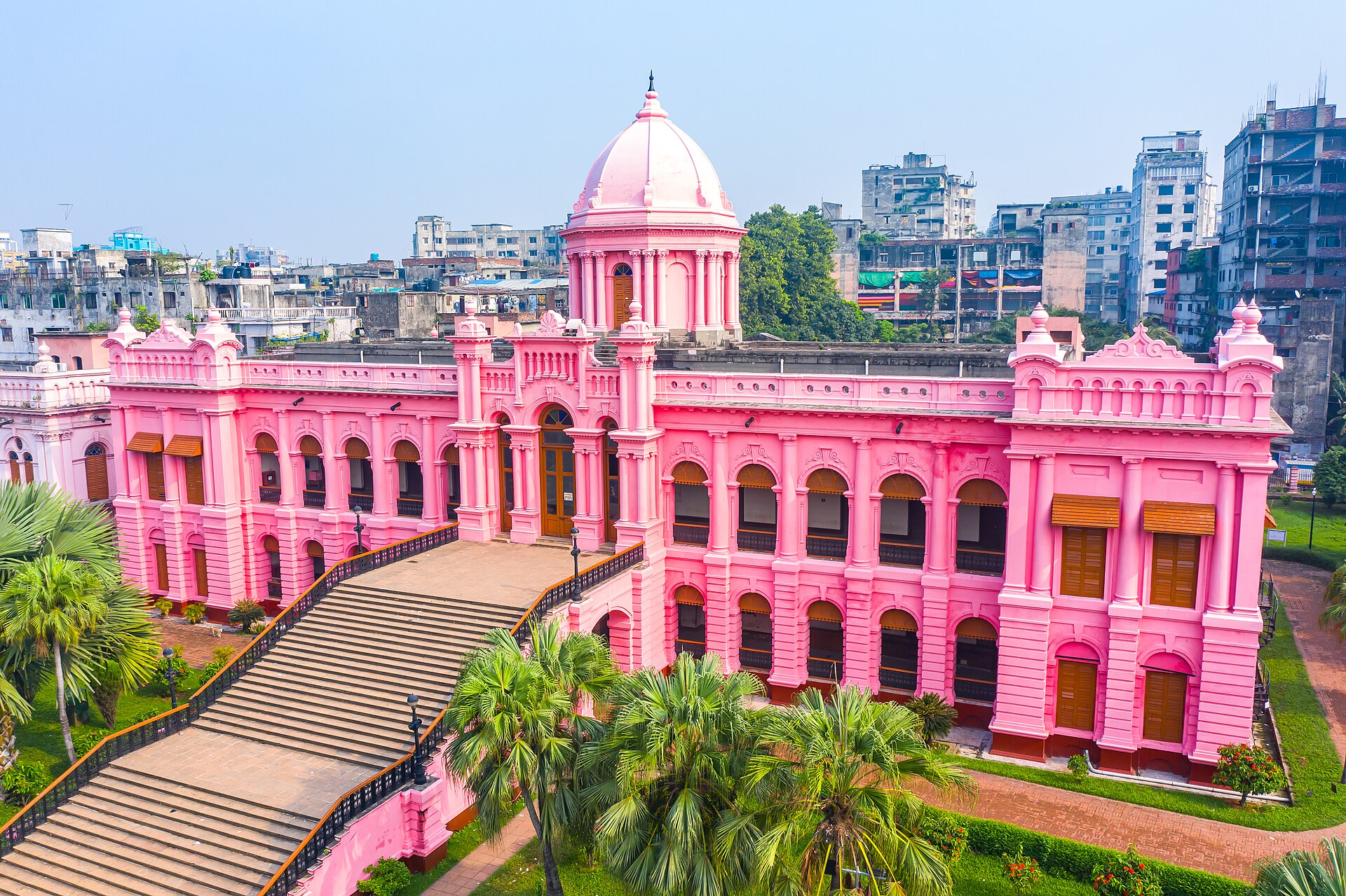 আহসান মঞ্জিল: বুড়িগঙ্গা পাড়ের গোলাপি প্রাসাদ