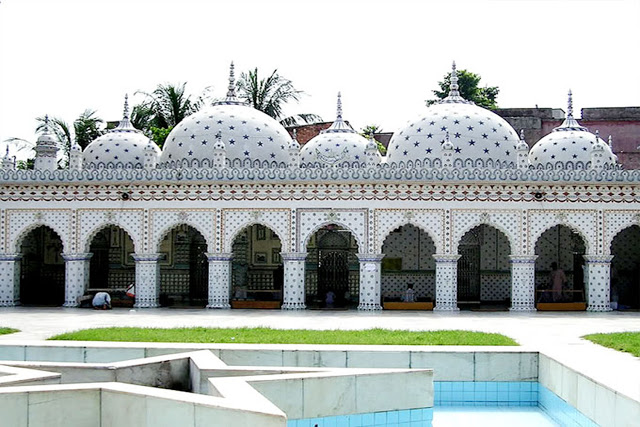 তারা মসজিদ: পুরান ঢাকার নীল-সাদা তারার গল্প