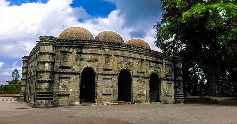 কুসুম্বা মসজিদ: আত্রাই নদীর পাড়ে পাথরে খোদাই করা ইতিহাস