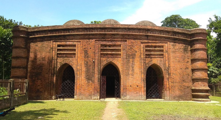 নয় গম্বুজ মসজিদ: বাগেরহাটের দিঘির পাড়ে এক নীরব মসজিদের গল্প