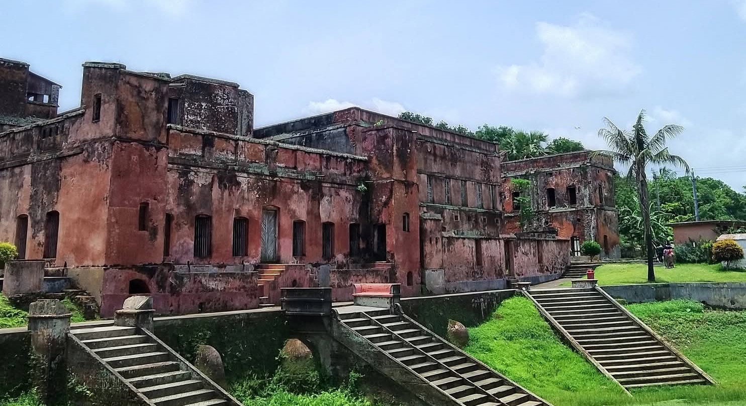 কালের সাক্ষী বালিয়াটি জমিদার বাড়ি