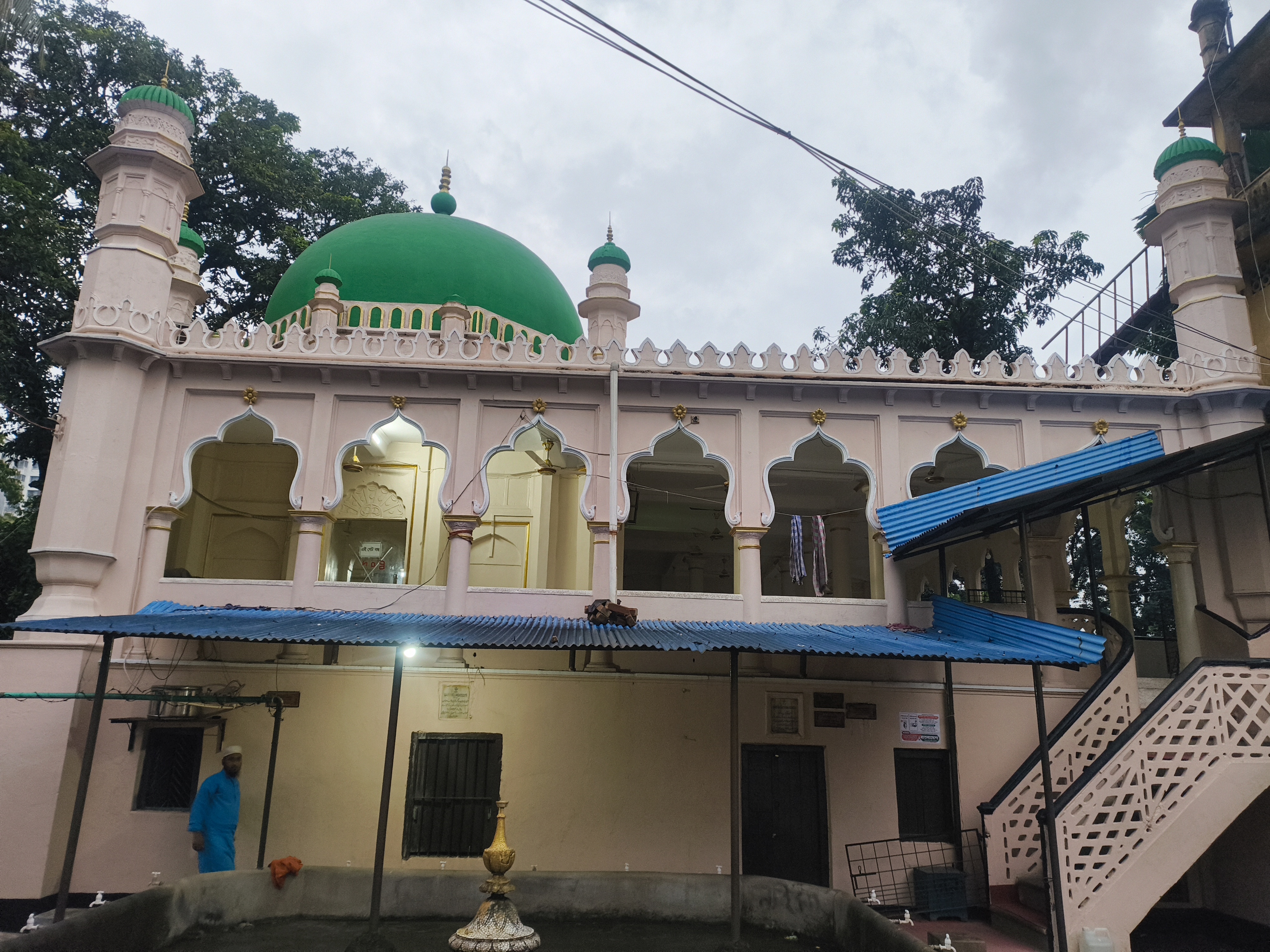 খিলান আর কারুকাজ করা বারান্দাসহ মসজিদের মূল কাঠামো আজও প্রতিদিনের নামাজের জন্য ব্যবহৃত হচ্ছে। এর ইতিহাস জড়িয়ে আছে পাশের সেই ভুলে যাওয়া মাজারের সঙ্গে, যেখানে ঘুমিয়ে আছেন ১৮৫৭ সালের নাম-না-জানা শহীদ সিপাহিরা।