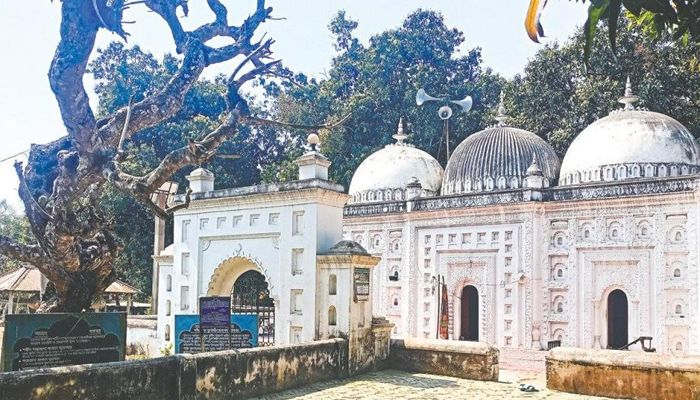 রংপুর মিঠাপুকুরের ফুলচৌকি জামে মসজিদ: ইতিহাস যেখানে নীরবে ঘুমায়