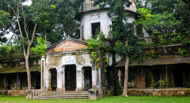 কালের নীরব সাক্ষী ঈশ্বরগঞ্জের আঠারবাড়ি জমিদারবাড়ি