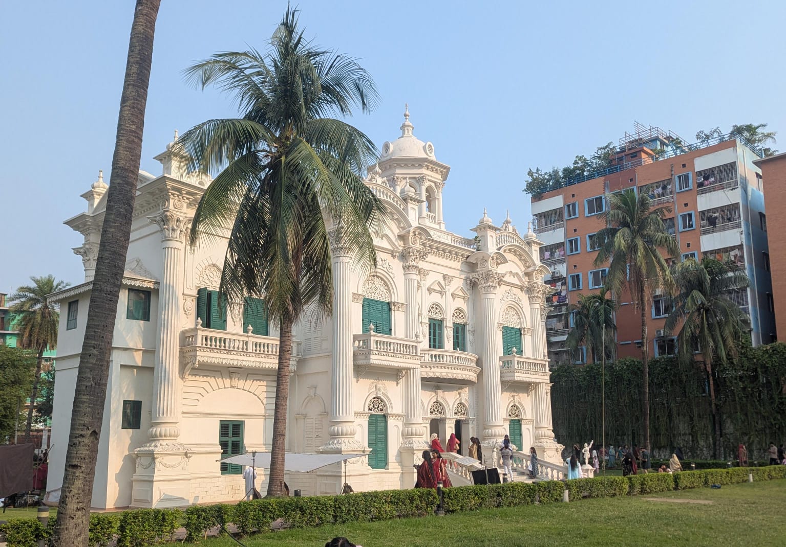 ​রোজ গার্ডেন শুধু জমিদারি ও সামাজিক ইতিহাসের অংশ নয়, বাংলাদেশের চলচ্চিত্র ইতিহাসের সঙ্গেও এর সম্পর্ক রয়েছে। ১৯৬০-এর দশকে ভবনটি বেঙ্গল স্টুডিও অ্যান্ড মোশন পিকচার্স লিমিটেডের কাছে ইজারা দেওয়া হয়। এই সময়ে এখানে বহু চলচ্চিত্রের শুটিং হয়েছে। মুস্তাফিজ পরিচালিত জনপ্রিয় চলচ্চিত্র ‘হারানো দিন’ (১৯৬১)-এর শুটিংও রোজ গার্ডেনে হয়েছিল বলে জানা যায়।